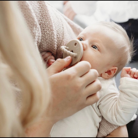 Ryan & Rose Cutie PAT Stage 1 & 2 Starter Kit + 2 Extra Pacifiers! (Value: $50) - Picture 7 of 7